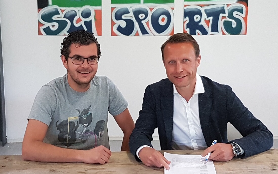 Contract signing of Gert-Jan at SciSports together with founder Giels Brouwer