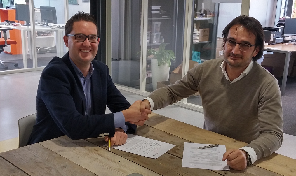 Image of Wouter Roosenburg shaking hands with Hans D'Hollosy after contract signing