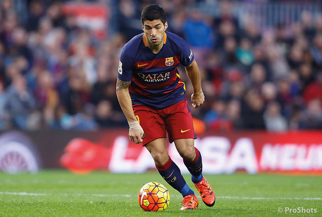 Image of Suarez dribbling at Barcelona